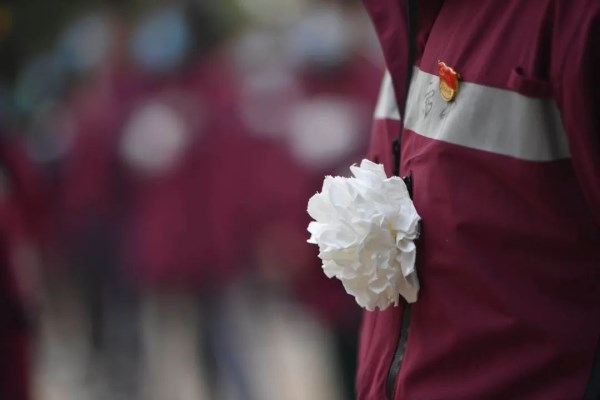 参加葬礼应该如何穿着？参加葬礼的注意事项